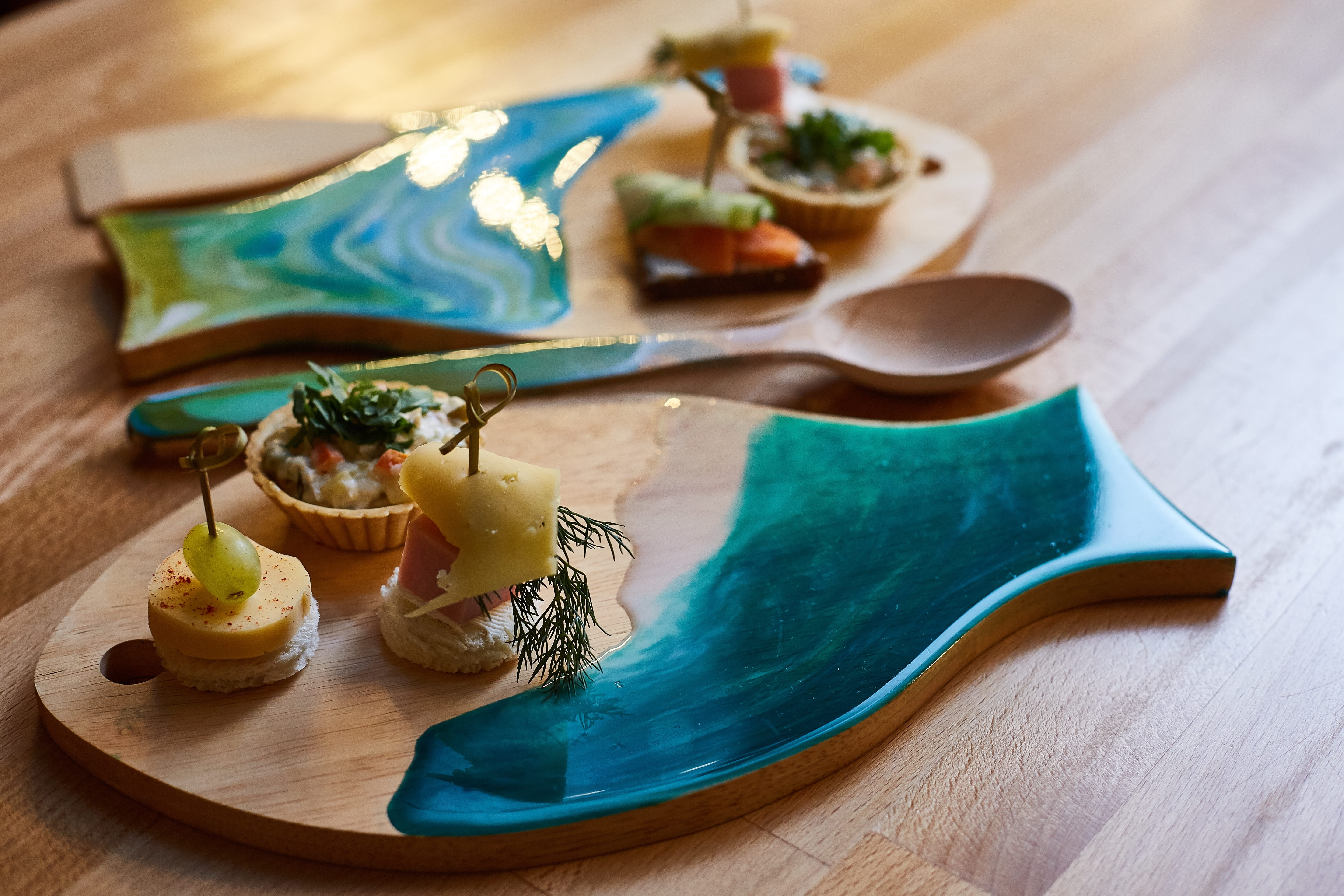 The plates are made of epoxy resin