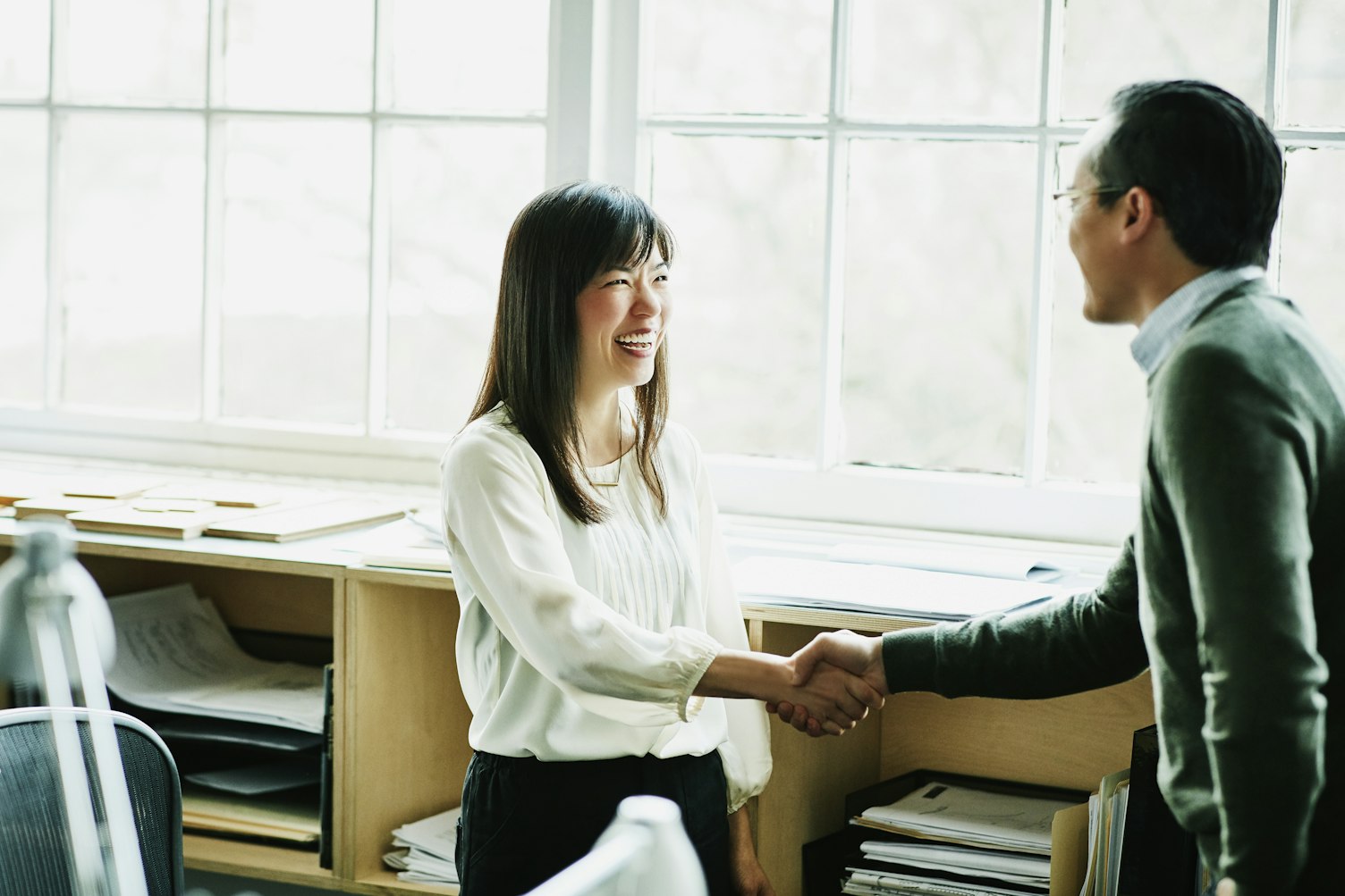 Một số người đang bắt tay với nhau