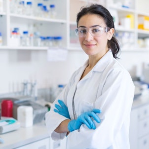 科学家双臂交叉站立