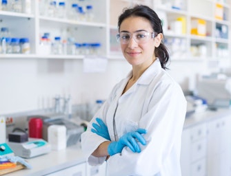 科学家双臂交叉站立