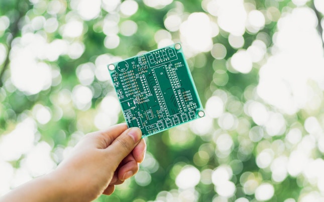 手持充电宝和智能手机的男士