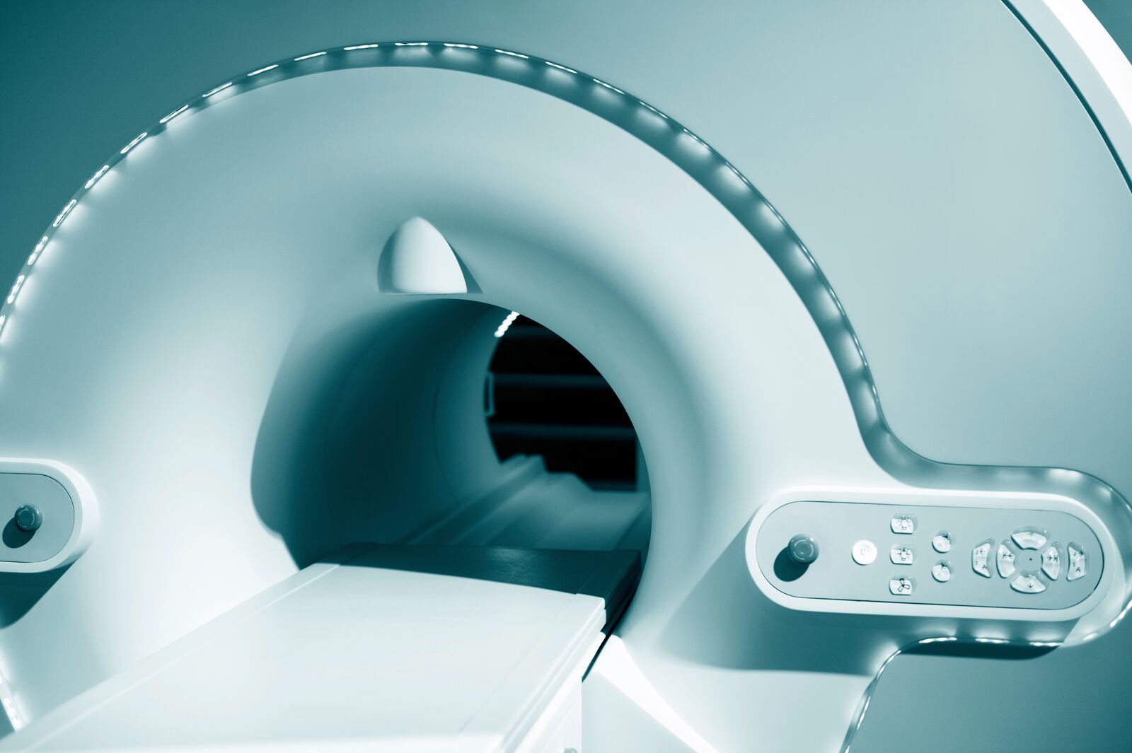 大画面で微生物をチェックする医師