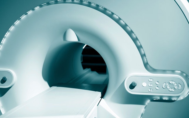 大画面で微生物をチェックする医師