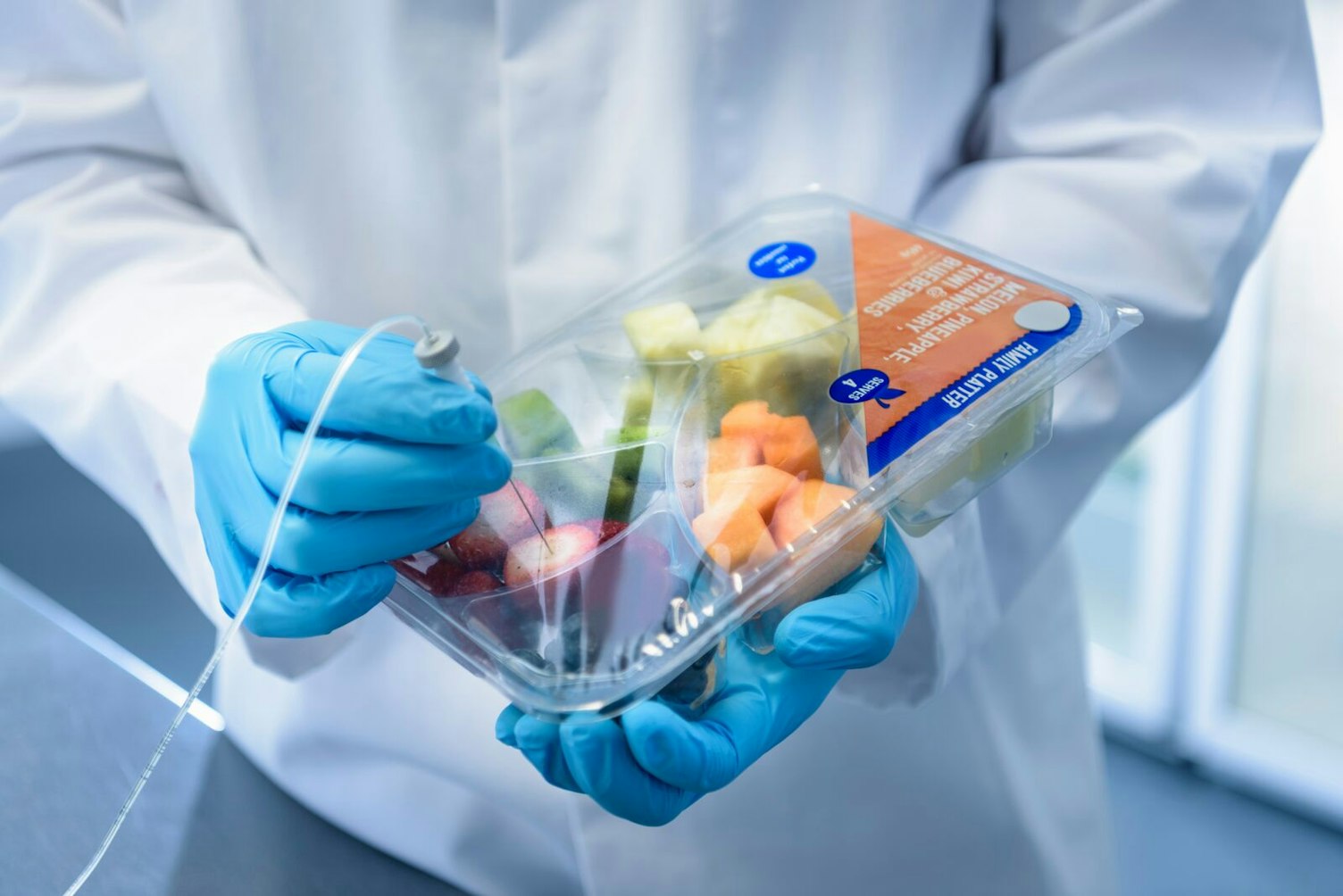 Cercetător care inspectează prospețimea alimentelor într-un laborator