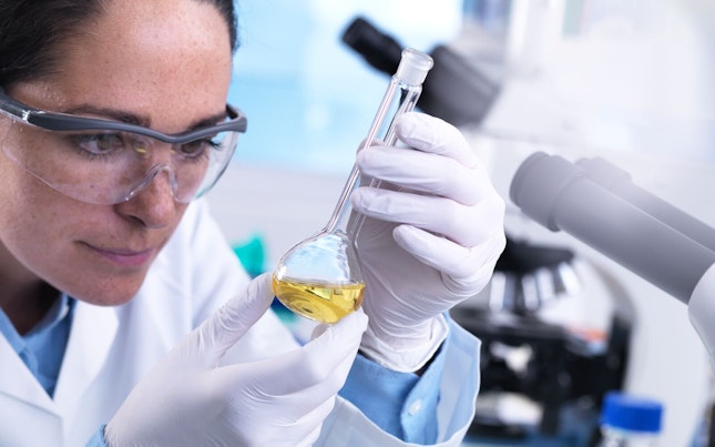 科学家使用烧瓶混合化学品