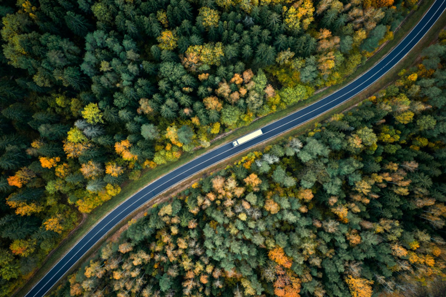 道路上重型卡车的俯视图