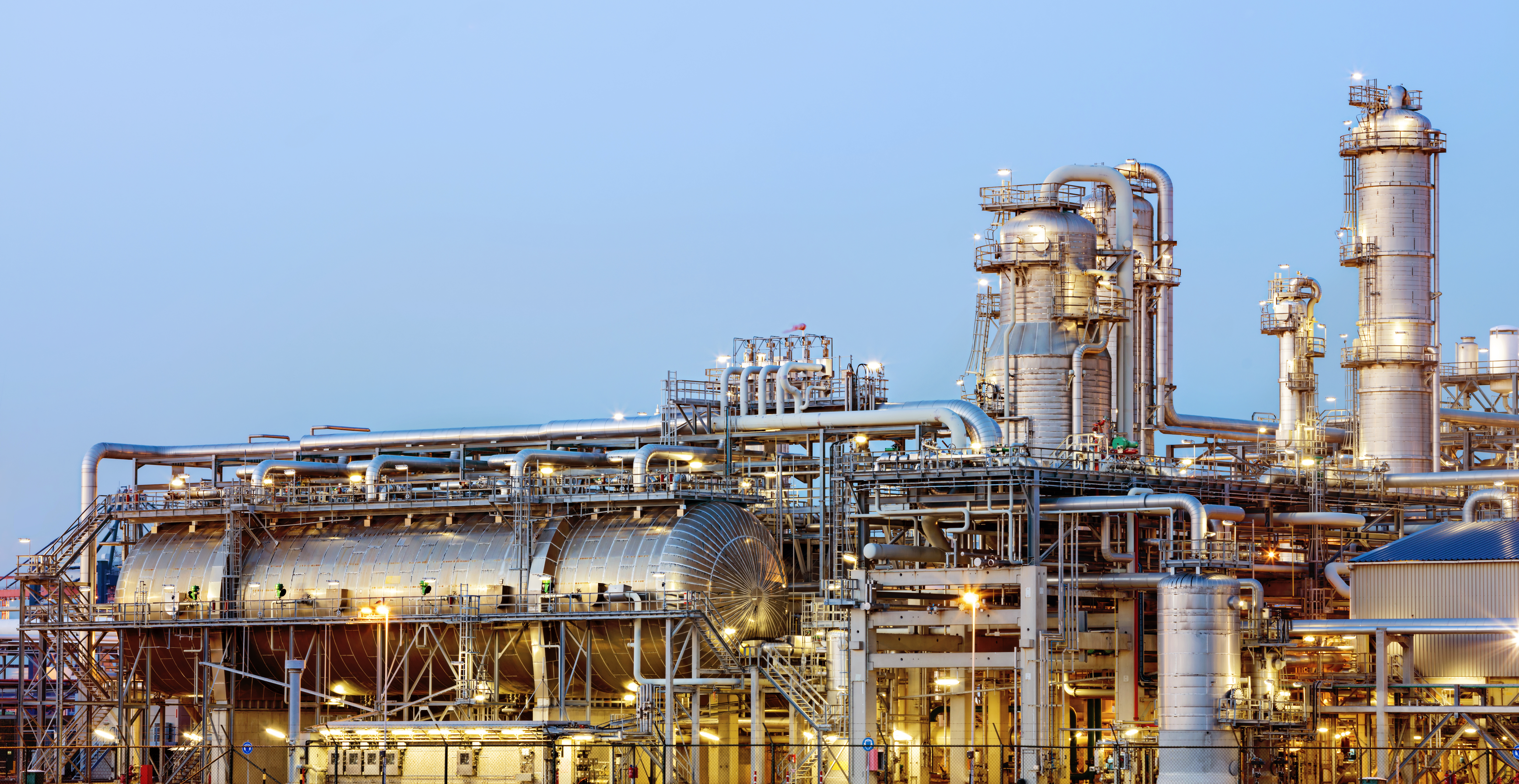 外付けバッテリーとスマートフォンを持つ男性 