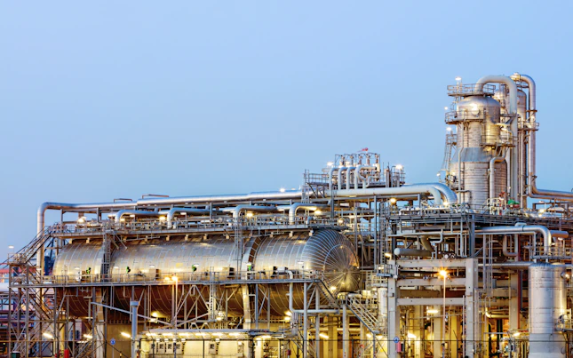 外付けバッテリーとスマートフォンを持つ男性