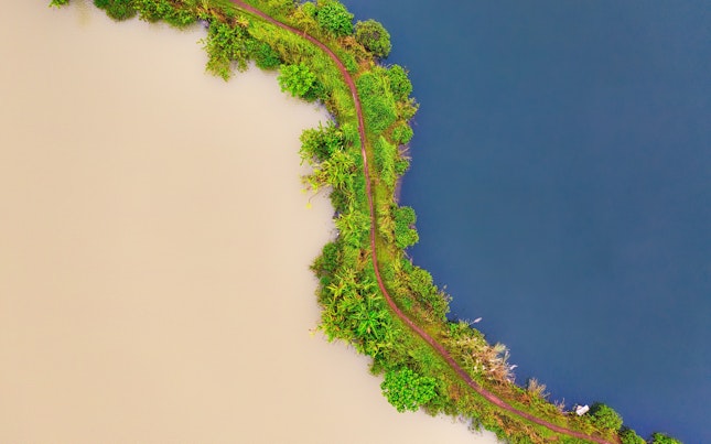海上および河川の航空写真
