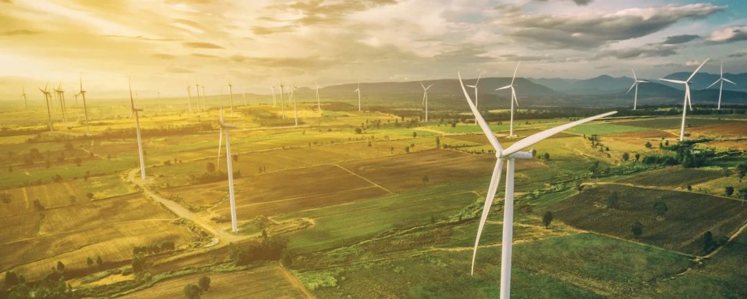 静止天空下的风车