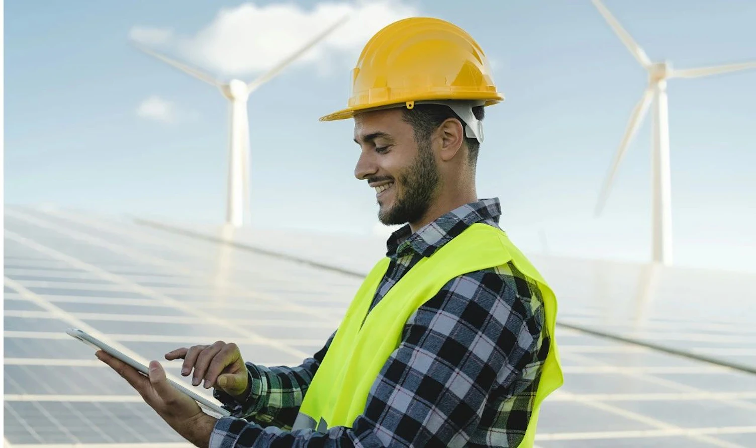 戴安全帽的工人