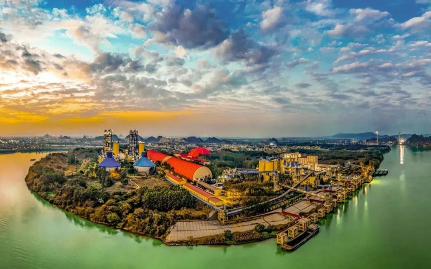 SGS为中国建材股份颁发合规管理体系认证证书