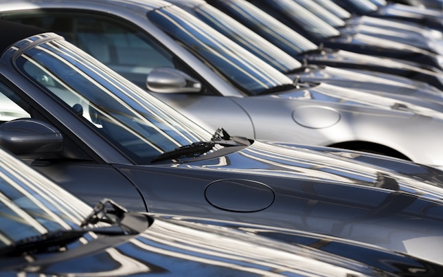 高速公路上的汽车数字化概念