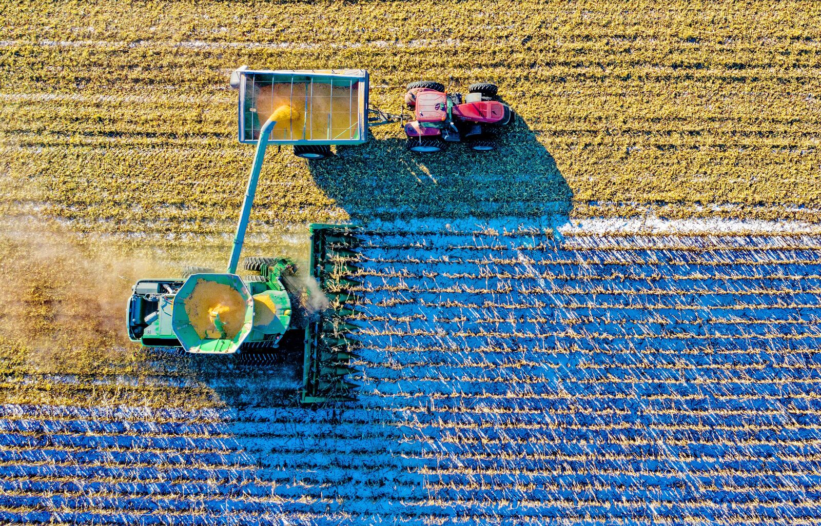 手持充电宝和智能手机的男士 