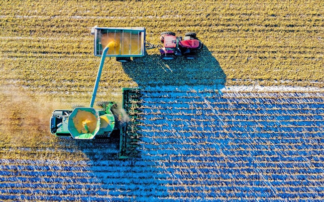 手持充电宝和智能手机的男士