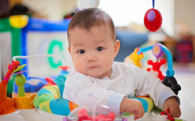 一对开心的年轻情侣