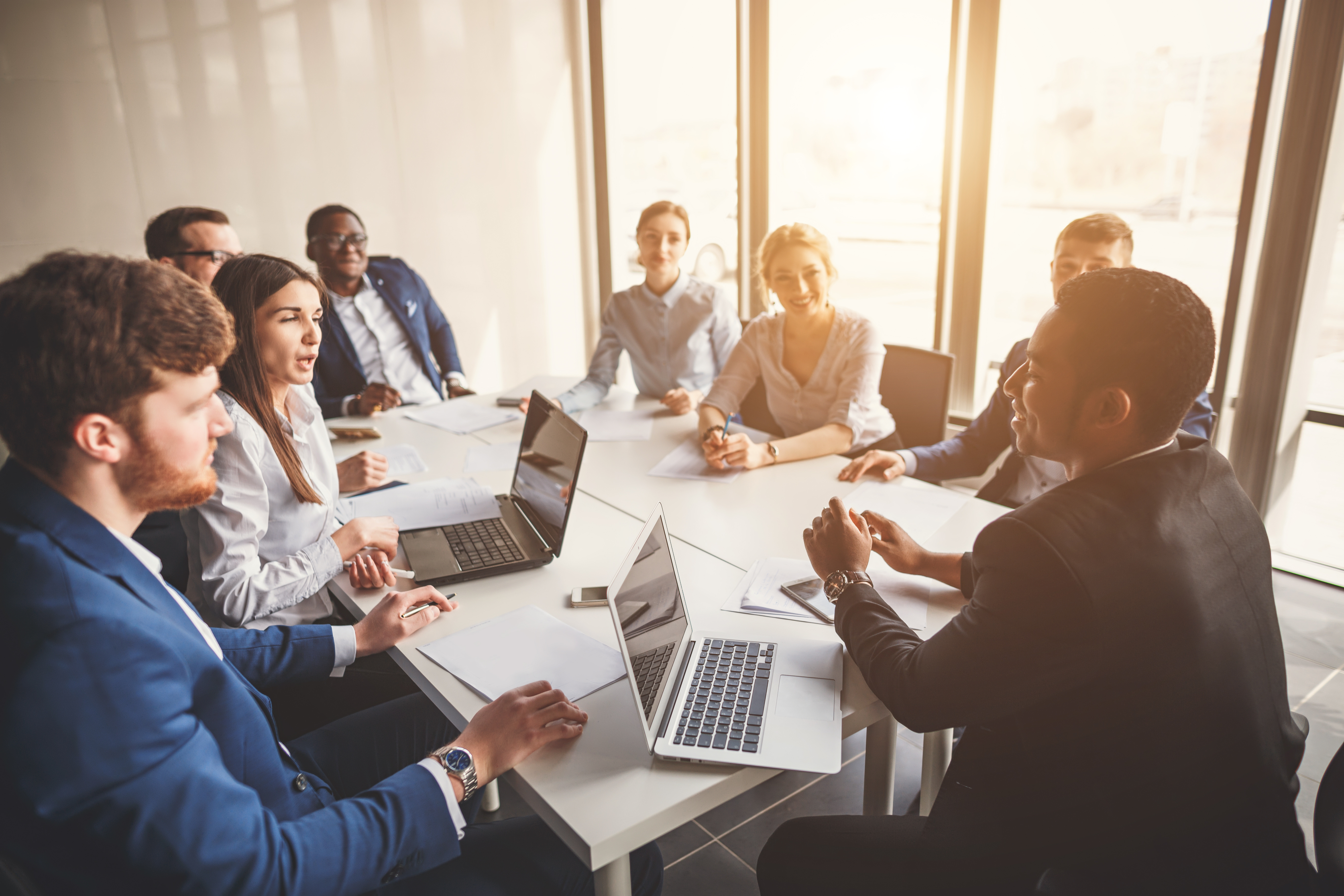 正在检查桥梁吊杆的现场作业人员