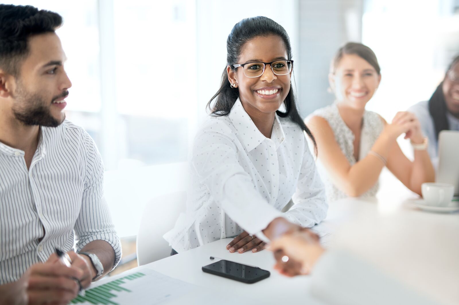 手持充电宝和智能手机的男士 