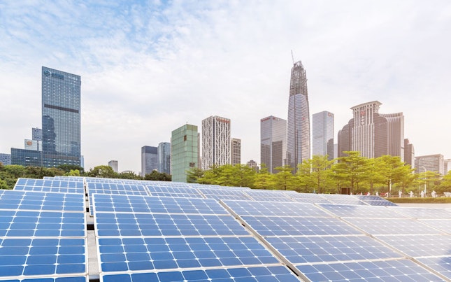 手持充电宝和智能手机的男士