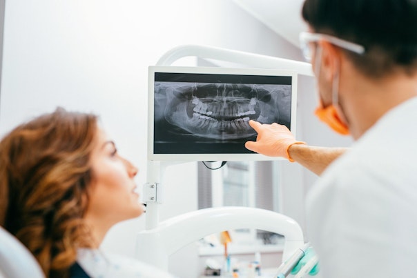 Médecins vérifiant des micro-organismes sur grand écran