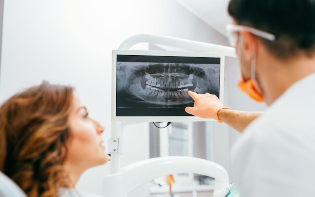 医生在大屏幕上检查微生物