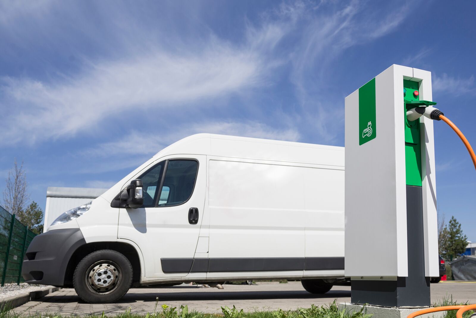 商务女士在会议期间握手