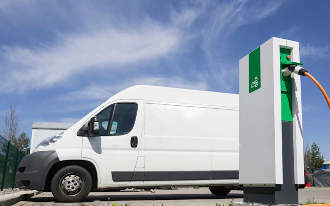 商务女士在会议期间握手