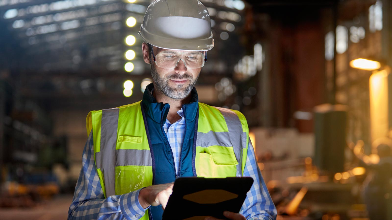 拿着平板电脑的现场工作人员