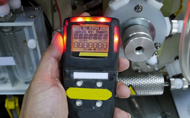 手持充电宝和智能手机的男士