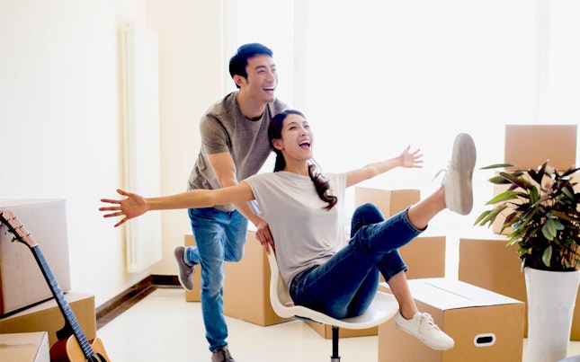 幸せそうな若いカップル