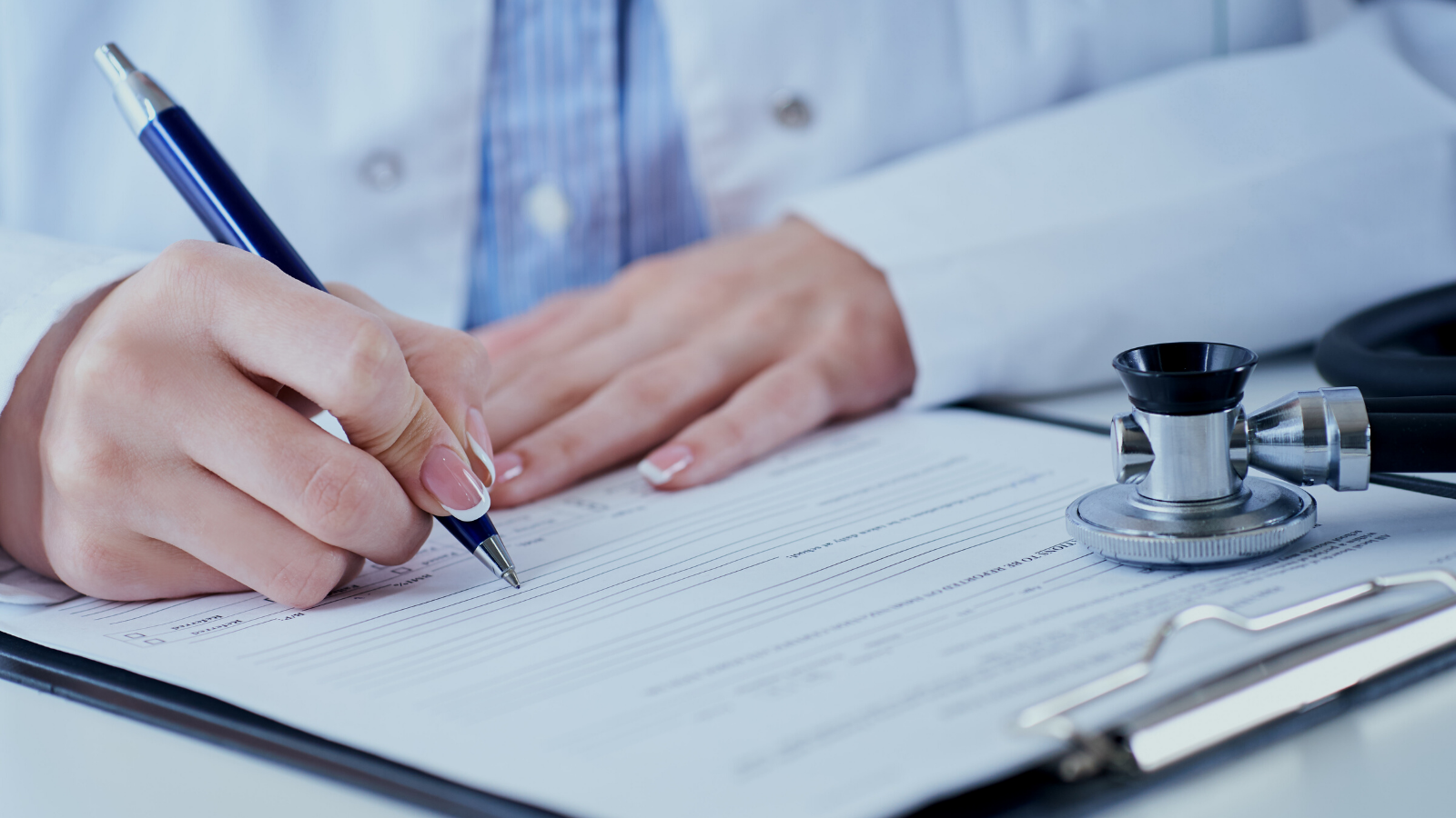 医生正在撰写处方