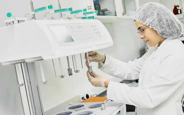 女性灌装一个小瓶子