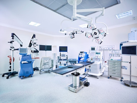 Médecins vérifiant des micro-organismes sur grand écran