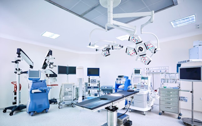 医生在大屏幕上检查微生物