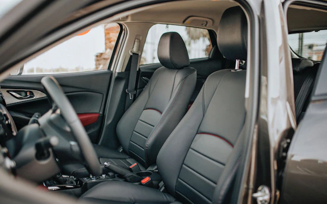 佩戴口罩的商务同事参加 1600px 会议