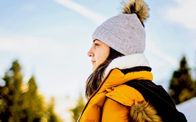 ダウンジャケットを着ている女性