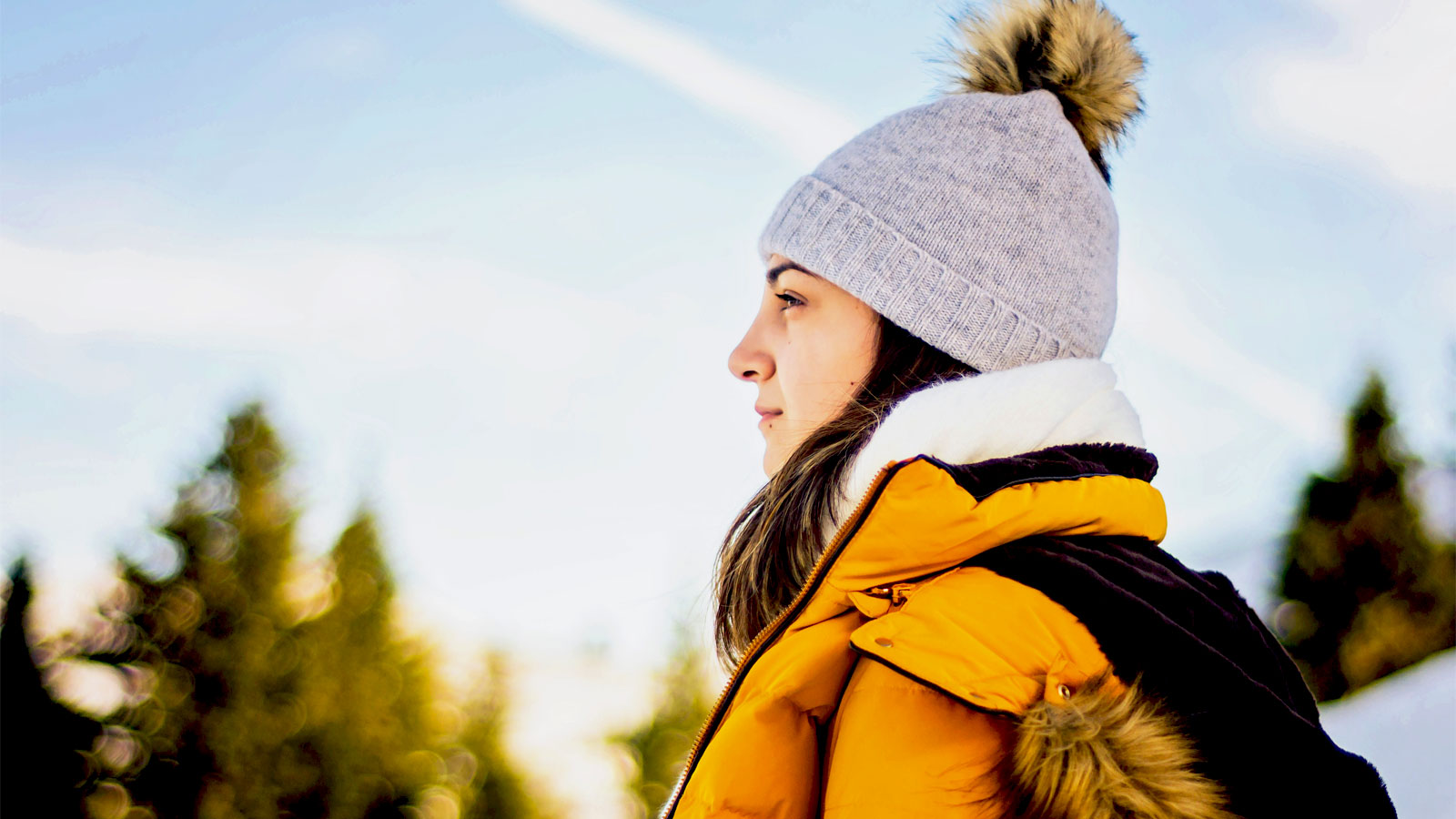 穿羽绒夹克的女士