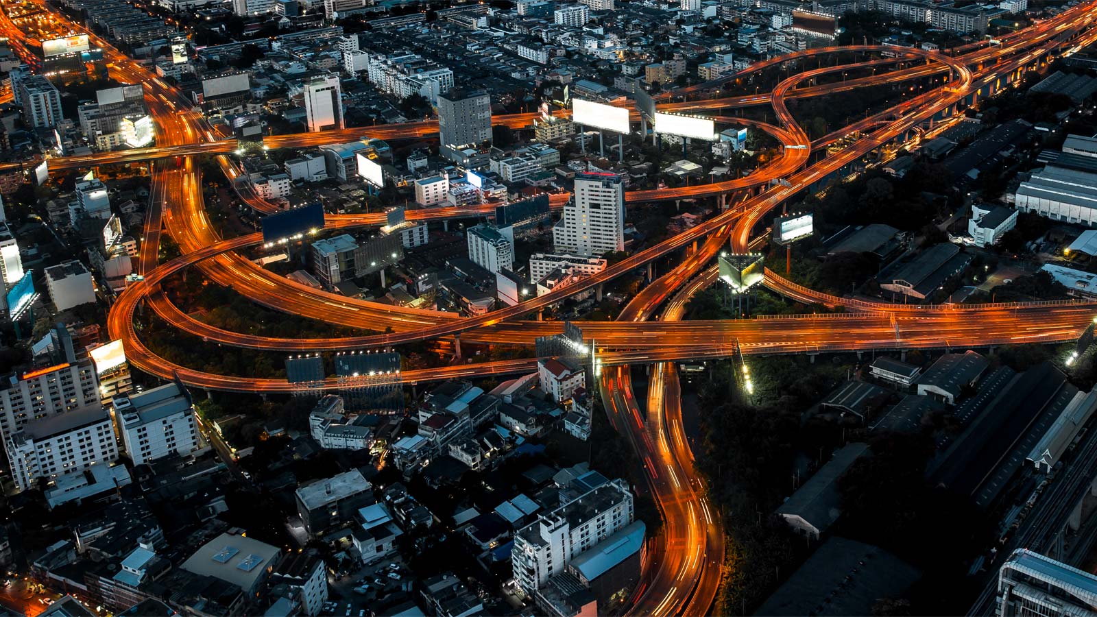 夜间在城市里的光明小径