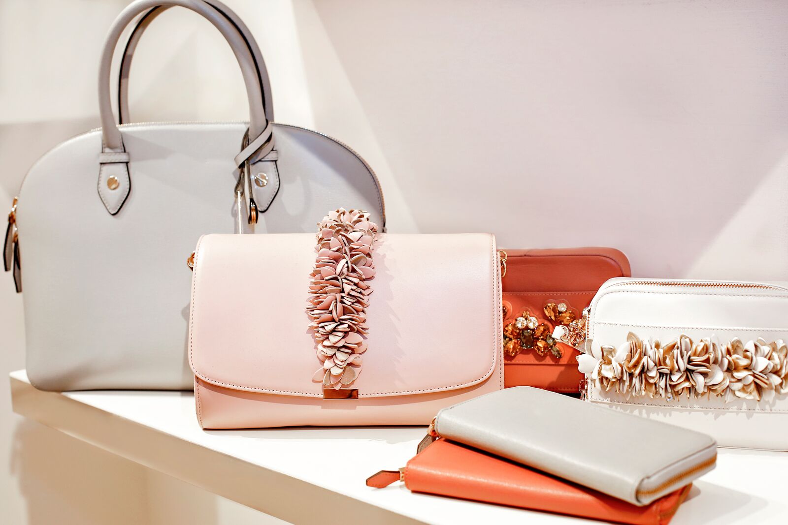 穿羽绒夹克的女士