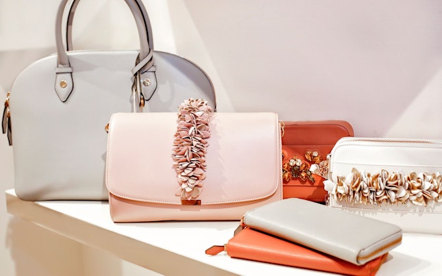 穿羽绒夹克的女士