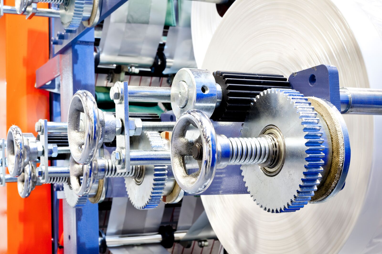 手持充电宝和智能手机的男士 