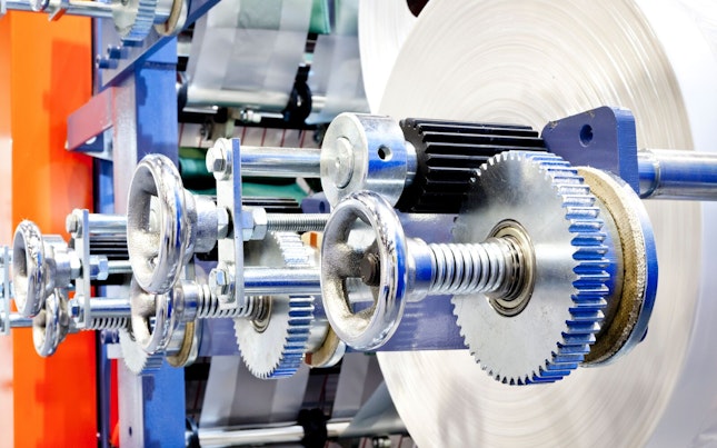 手持充电宝和智能手机的男士