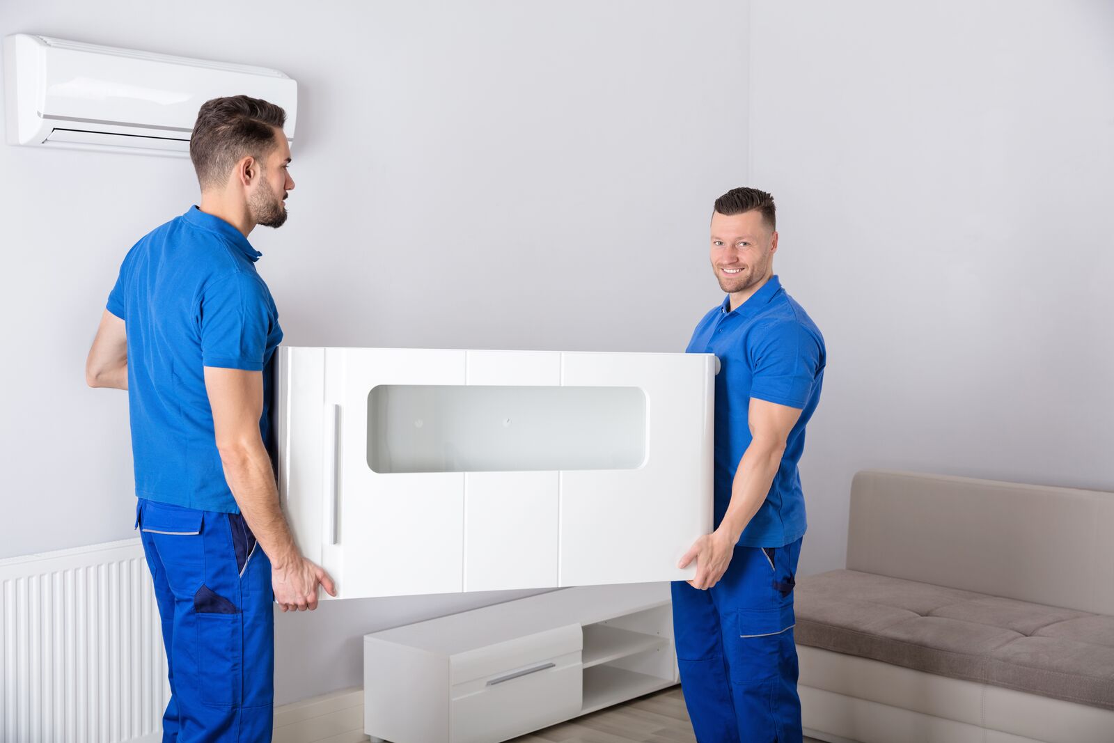 幸福的年轻夫妇