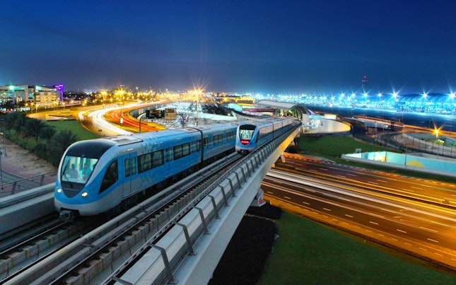 手持充电宝和智能手机的男士