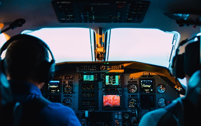 从后视镜视角中看到的车辆移动