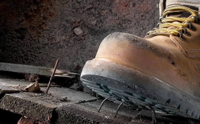 穿羽绒夹克的女士