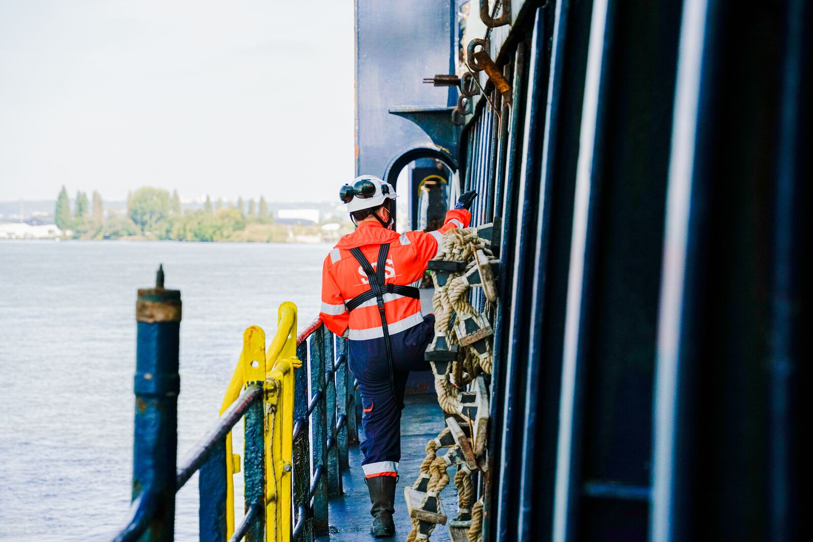 穿羽绒夹克的女士