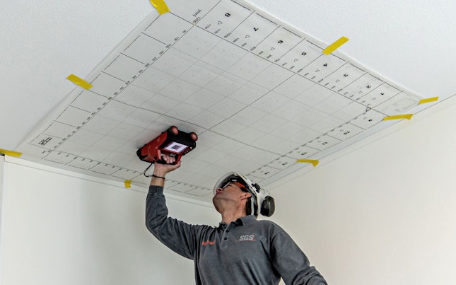 穿羽绒夹克的女士