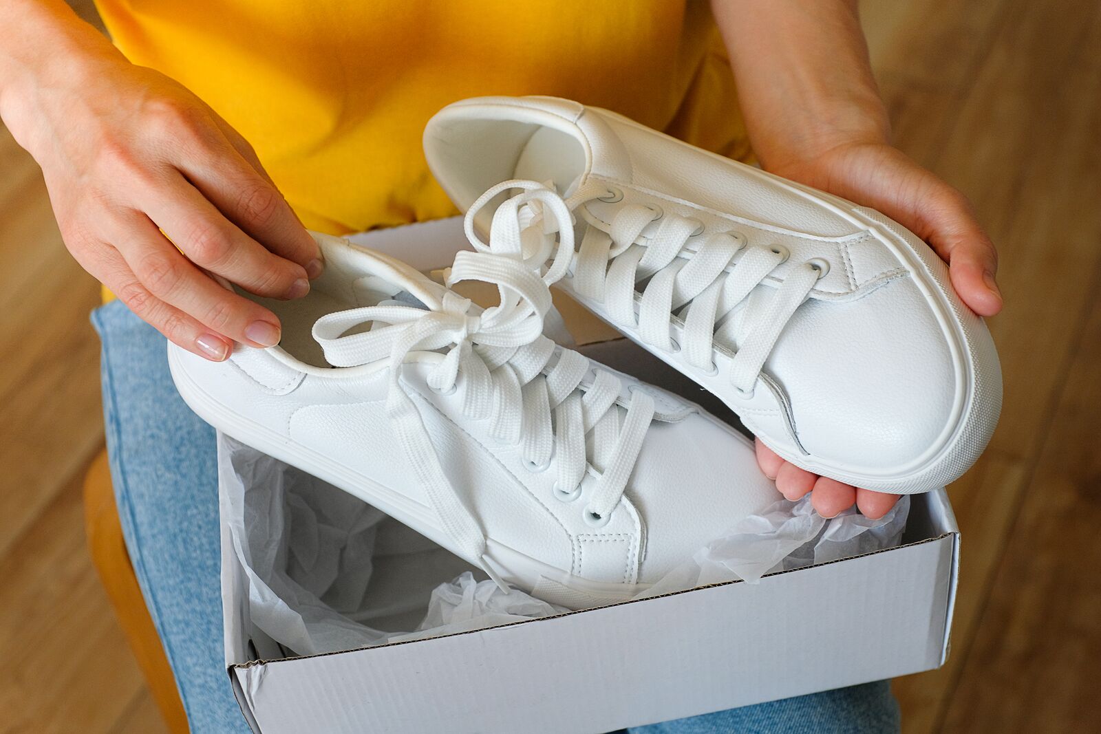 一对开心的年轻人