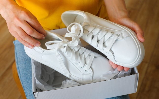 一对开心的年轻人